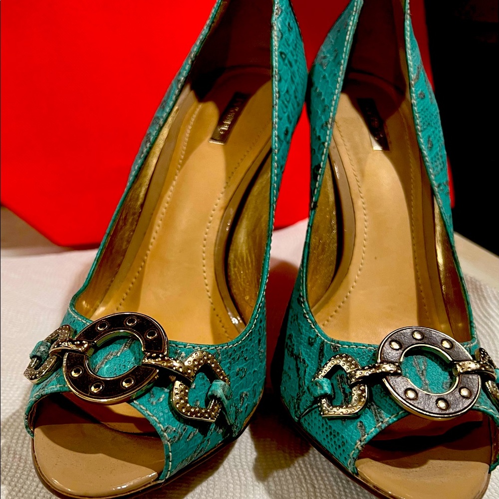Beautiful turquoise shoes .